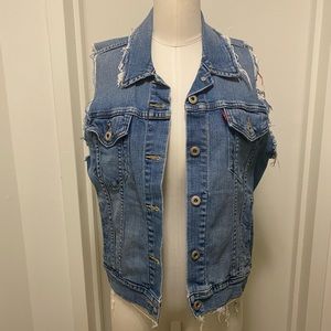Vintage LEVI’s distressed Vest!